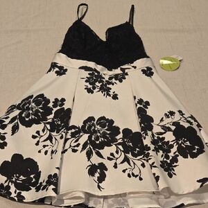 Chic Black and White Floral Backless Dress
